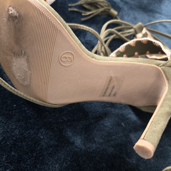 Heels - Picture 2 of 4